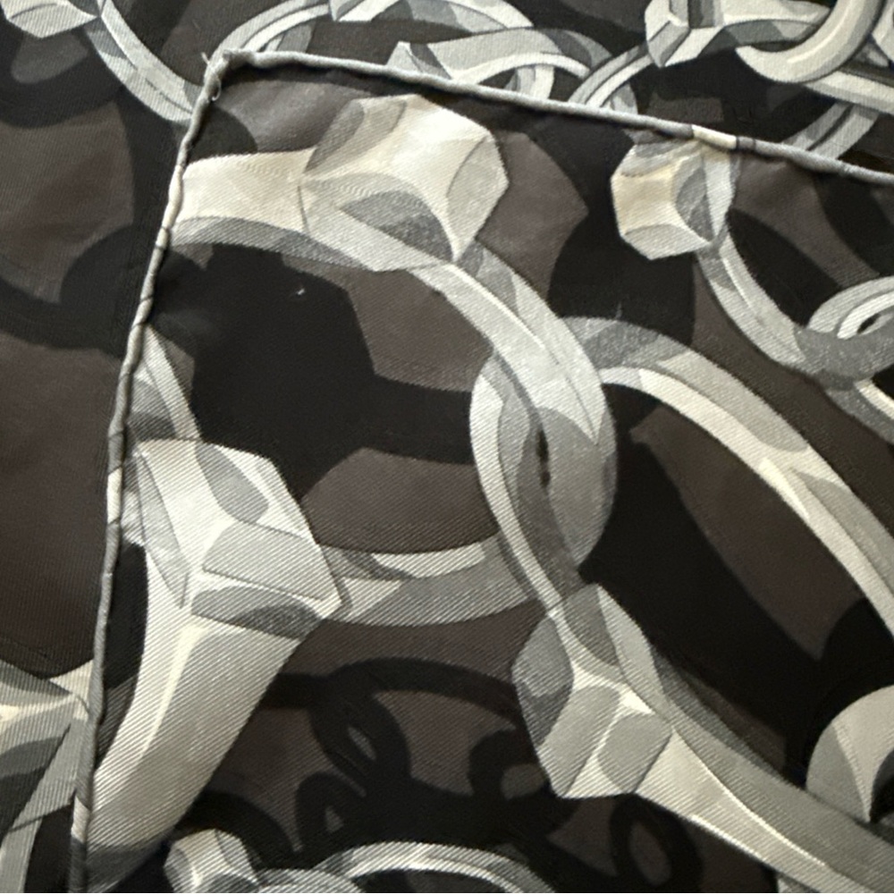 Gucci Dark Gray and Silver Chain Pattern Scarf - Picture 11 of 14